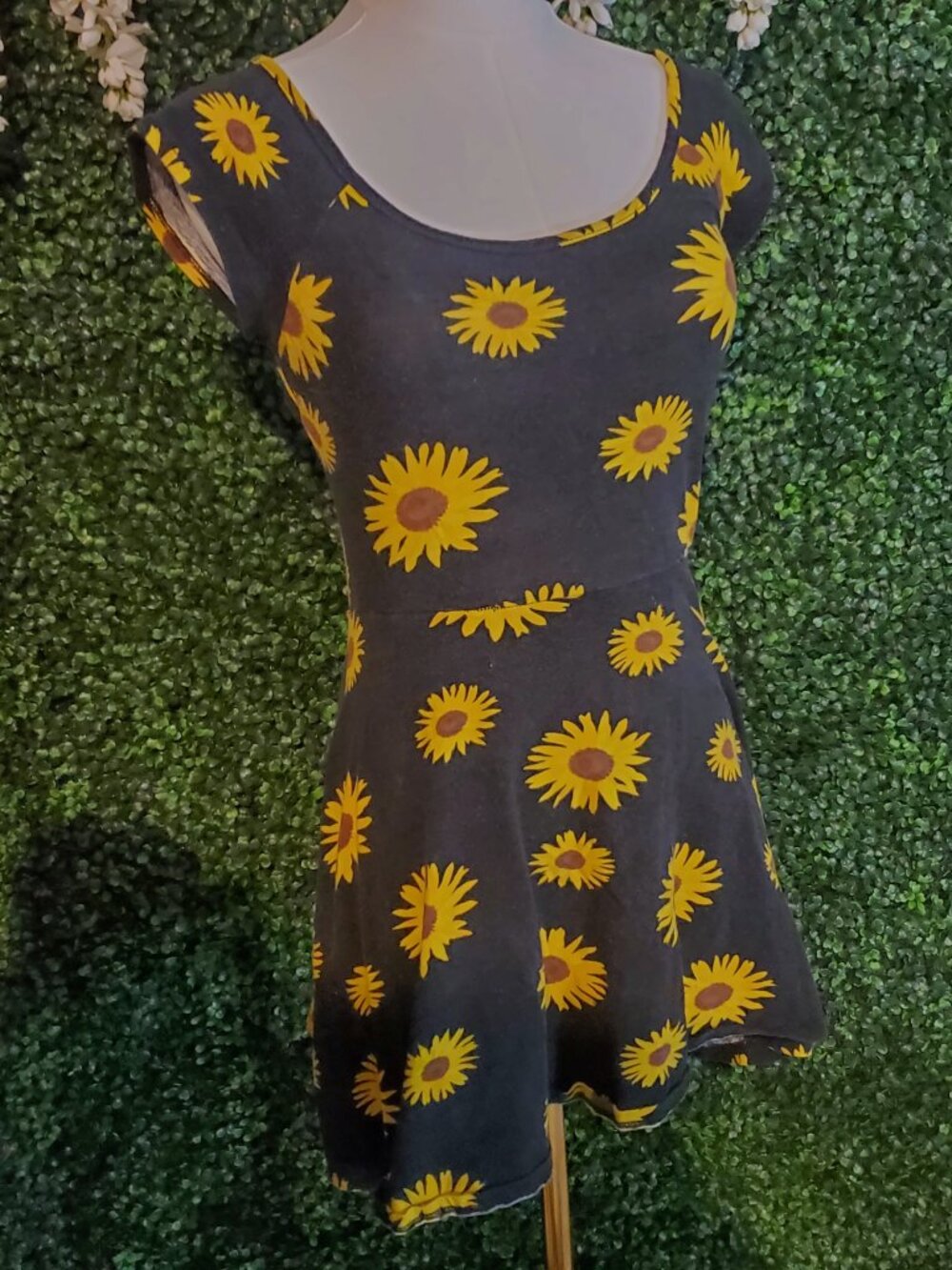 Kirra PacSun Black Sunflower Skater Dress Crisscross Open Back Cutout Mini Sz M